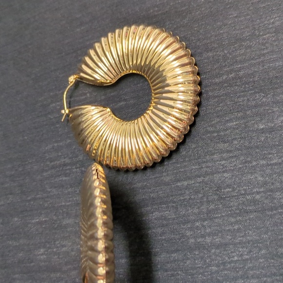 NWOT Large Hoop Mobb Ribbed Gold Shell Hoop Earrings - Picture 7 of 11